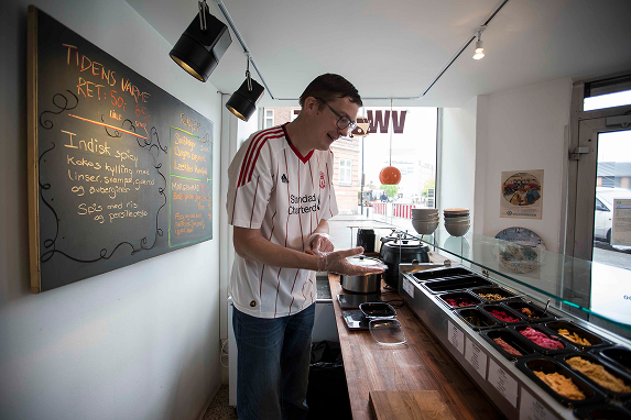 Førtidpensionist laver kaffe bag disken